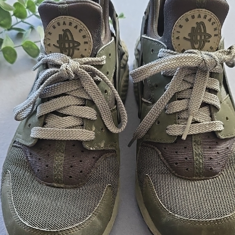 NIKE AIR HUARACHE Womens Olive and Gray Athletic Sneakers
